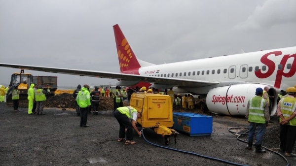 В Мумбаи самолет после посадки застрял в грязи