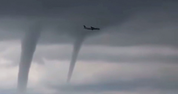 Посадка самолета в Сочи во время смерча попала на видео