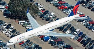 Авиакомпания Delta извинилась перед снятым с рейса россиянином