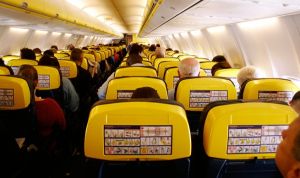 "Думал, развалится": Пассажир рейса Ryanair заснял жесткую посадку самолета