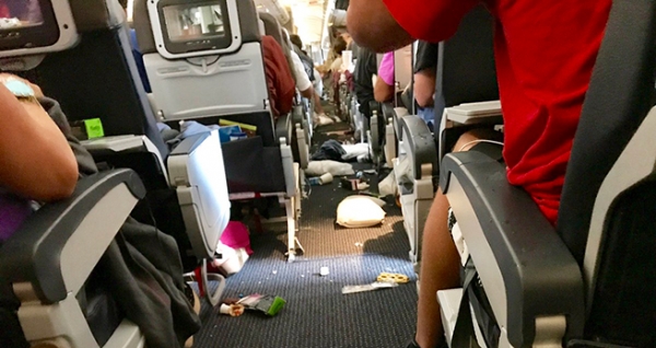 На борту American Airlines десять человек пострадали из-за турбулентности