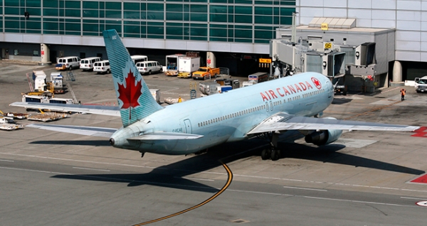 В Торонто два самолета задели друг друга крылом