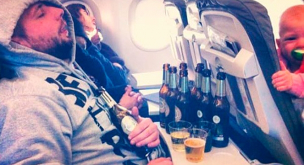 Бухло с таблетками: в Омске с самолета сняли пьяного дебошира, который пытался оторвать ручку кресла