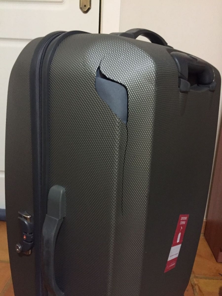 Пассажир отсудил у "Аэрофлота" 85 000 рублей за испорченный чемодан