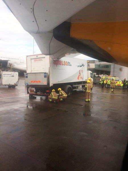 В Манчестере самолет столкнулся с грузовиком