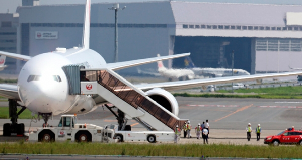 Boeing 777 авиакомпании Japan Airlines совершил экстренную посадку из-за возгорания двигателя
