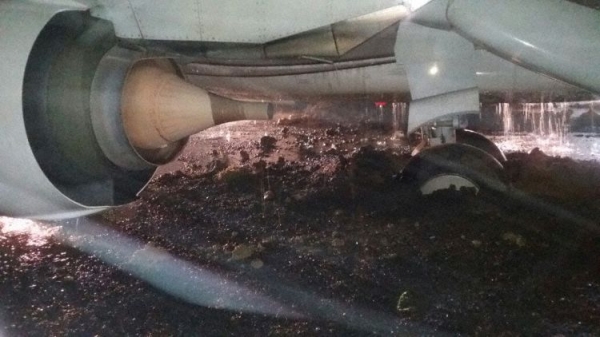 В Мумбаи самолет после посадки застрял в грязи