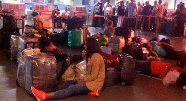 Туристический треш: в Турции задержали рейс до Екатеринбурга - люди спят на полу