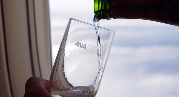 Канадец подал в суд на авиакомпанию за то что его напоили вином вместо шампанского