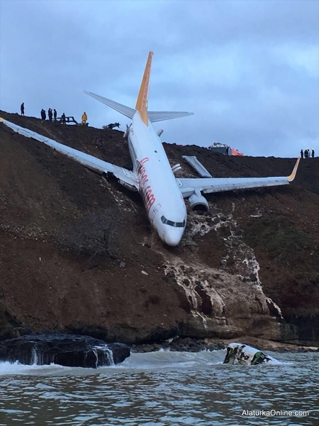В Турции самолет выкатился за пределы полосы и повис на склоне перед морем