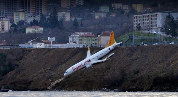 В Турции самолет выкатился за пределы полосы и повис на склоне перед морем