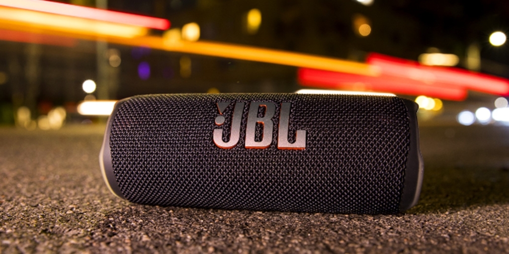 Представлена JBL Flip 7 — водонепроницаемая колонка с ИИ-звуком