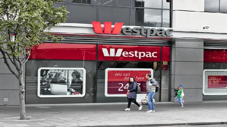 Директор австралийского банка Westpac публично извинился за заморозку средств криптоинвестора